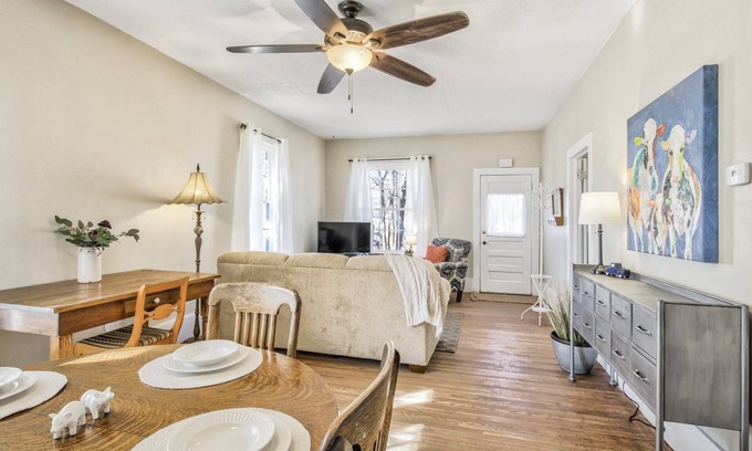 Florence Casa | Farm House in the Canyon Lands of Colorado, 2 BR, WiFi, Cable TV, Pets with Fee