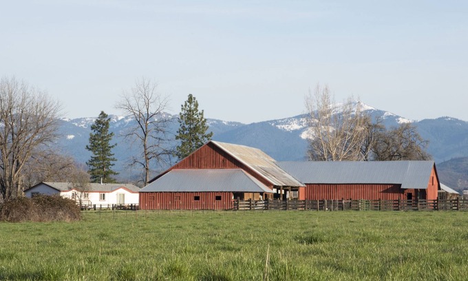 Hornbrook Casa | Farm House on the Klamath River