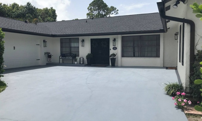 Wellington Casa | Farm House style 4 bedroom -2 bath home with spacious yard in Wellington.