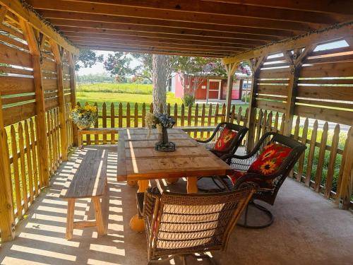 Corsicana Casa | Farm House Vacation Rental- In the heart of nature