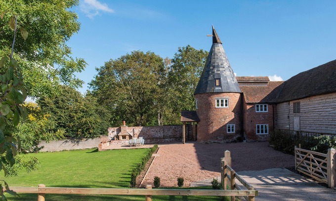 Leominster Cabaña | Farm stay in former Hop Kiln surrounded by cider apple orchards near Leominster