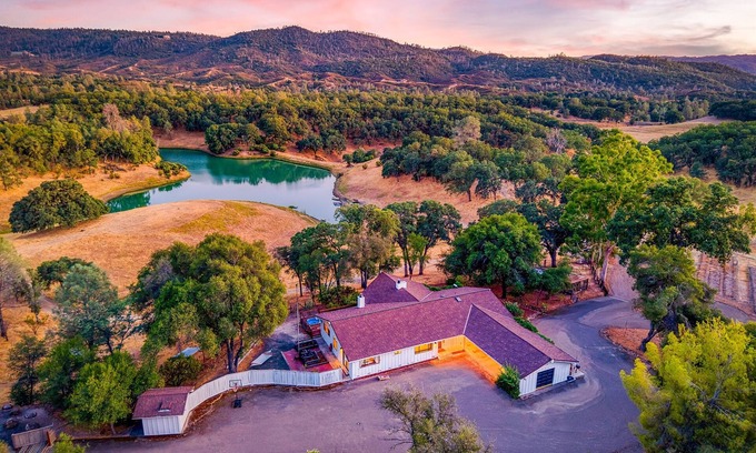 Kelseyville Otro | Farm Stay + Private Lake + Country Ranch + Alpacas + Hiking + Games + Hot Tub