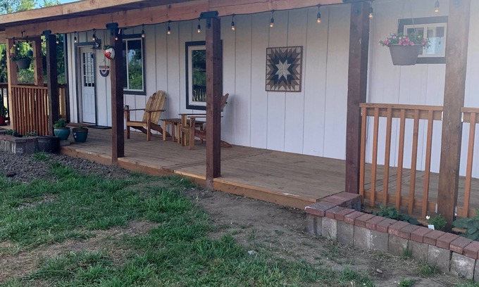 Monmouth Otro | Farm Stay with outdoor firepit, Man Cave, animals