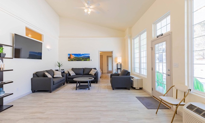 Mesa Cabina | Farm Sustainable Lodge in Molina LD