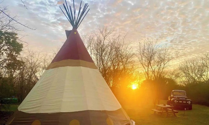 Denton Otro | Farm tipi with Sauna and secret solar garden