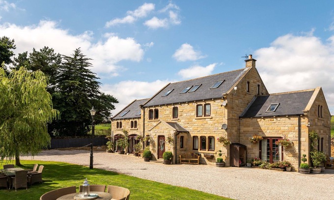 Ripley Casa | FARM VIEW HALL, pet friendly, with hot tub in Pateley Bridge