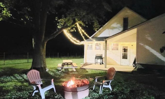 Johnson County Otro | Farmhome on 80 acres, Fire Pit, Close to UCM, Whiteman AFB, Kansas City, Pets OK