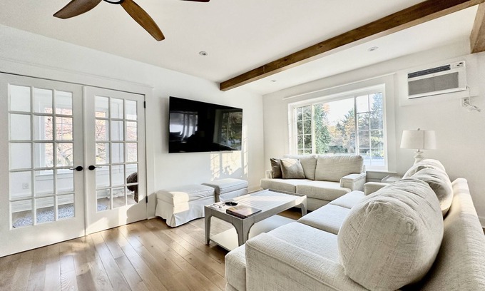 Westport Casa | Farmhouse 1899: Westport, CT - Minutes to Downtown, family and pet-friendly.