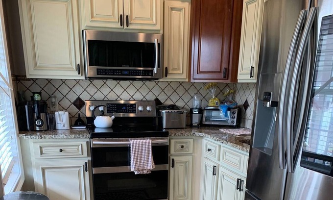 Darlington Otro | Farmhouse, 6 min from Nascar with great fishing!