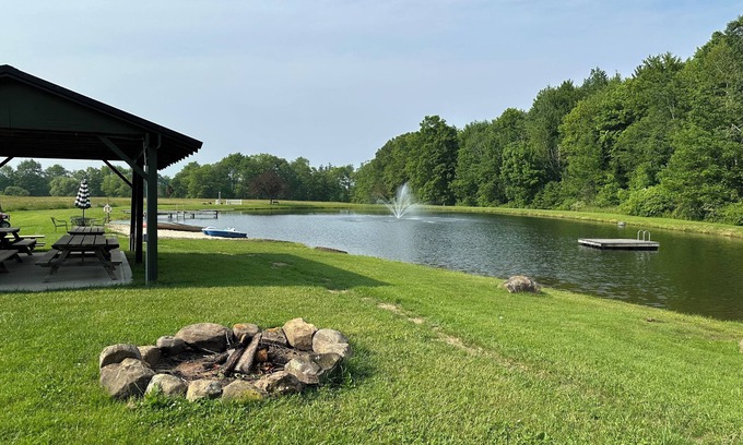 Burton Otro | Farmhouse at Memory Lake Sleeps 6 - 3 bedrooms - 1 bath