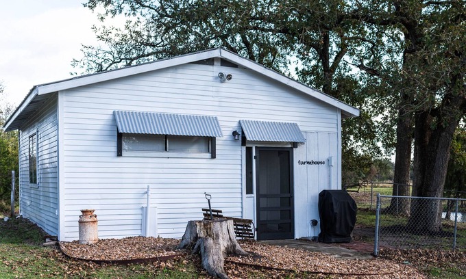 Round Top Otro | Farmhouse bed and bath with pool and hot tub