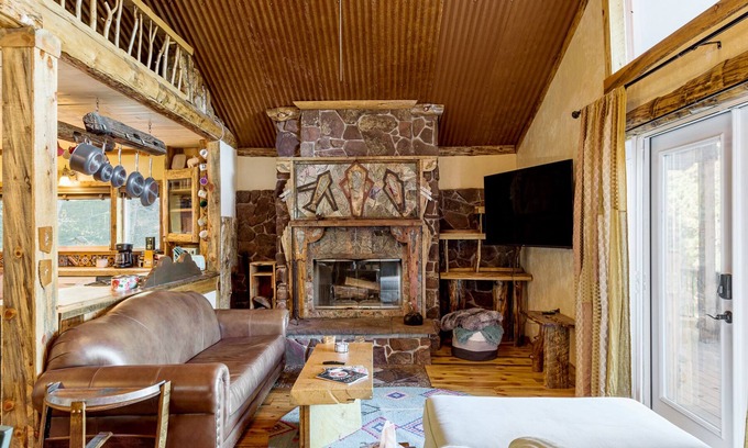 Bailey Chalet De Esquí | Farmhouse Cabin * Secluded 2.5 acres * Pet Friendly