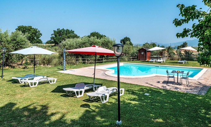 Giano dell'Umbria Otro | Casa rural 'Casale Storico XVII Sec - Girasole' con vistas a la montaña, piscina compartida y Wi-Fi