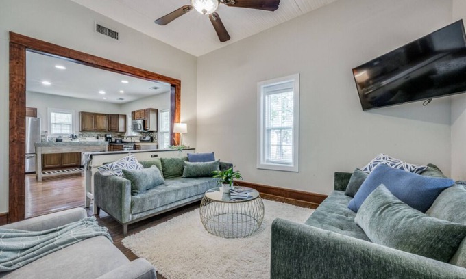 Justin Otro | Farmhouse cuteness in Quaint Justin Tx, Walk to old town and enjoy!