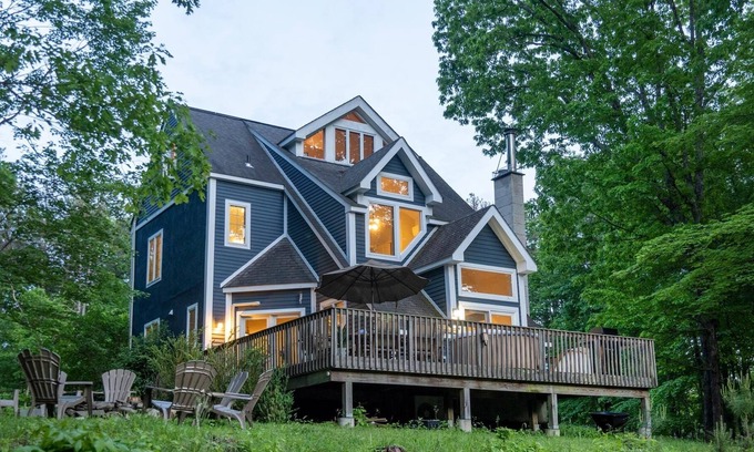 New Paltz Otro | Farmhouse Escape with Stunning View 90 min from NYC
