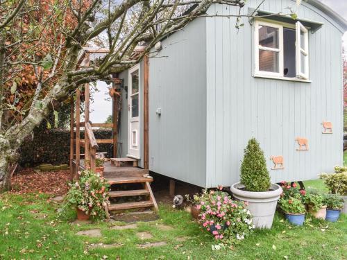Churt Casa | Farmhouse Garden Shepherds Hut