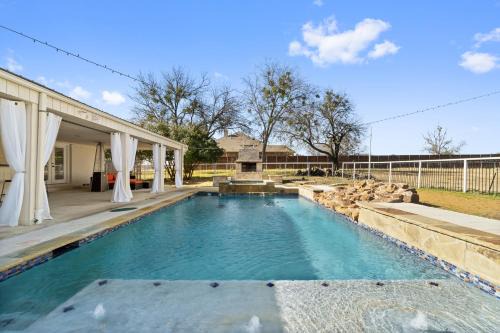 Sachse Casa | Farmhouse getaway with 3-acres of land
