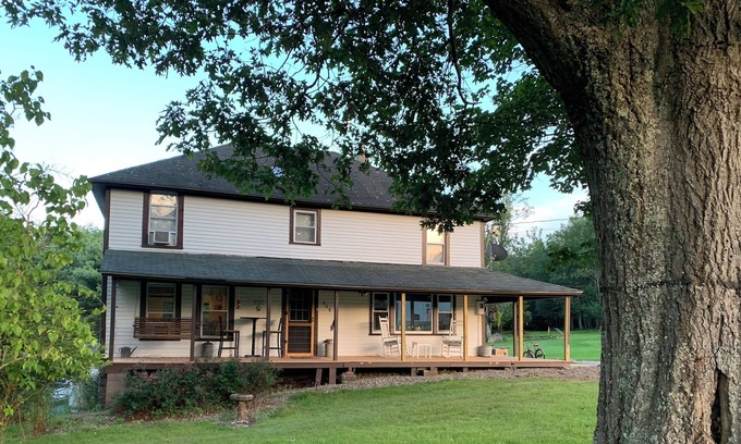 Narrowsburg Otro | Farmhouse in a picturesque setting and within fifteen minutes to bethel woods