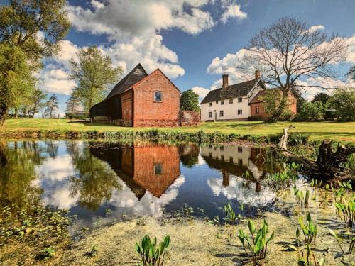 Harleston Casa | Farmhouse in Suffolk with wild swimming & hot tub