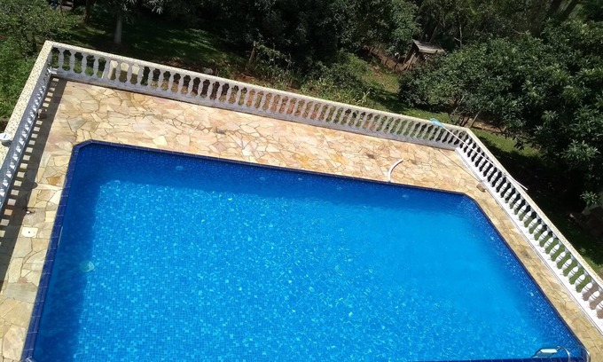 Suzano Casa | Pequeña granja en Suzano, piscina climatizada con energía solar.