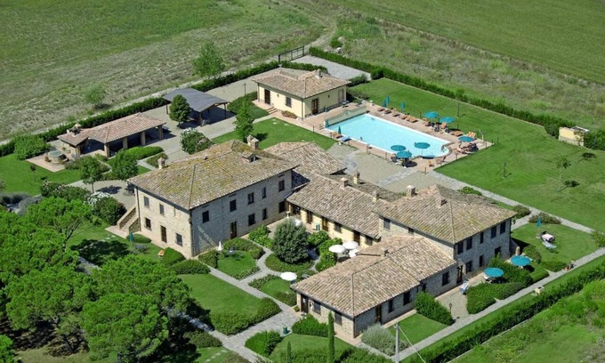 Ferretto Otro | Farmhouse on Lake Trasimeno, entire structure 13 apartments