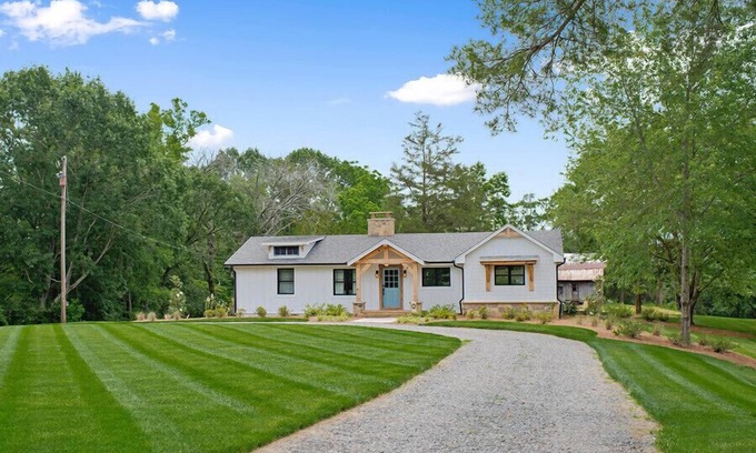 King Otro | Farmhouse just minutes from Hanging Rock, sister property next door ID#3934130
