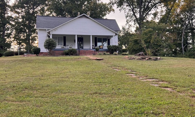 Fort Mc Clellan Casa | FARMHOUSE LIVING 🐄 2 BR 1 BA and a bonus room with 2 twin beds. Serenity Now!