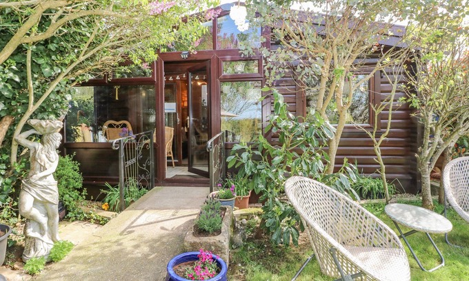 Godshill Cabina | FARMHOUSE LODGE, pet friendly, character holiday cottage in Wroxall