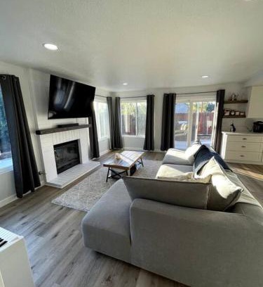 Vista Casa | Farmhouse, Modern Kitchen, Yard