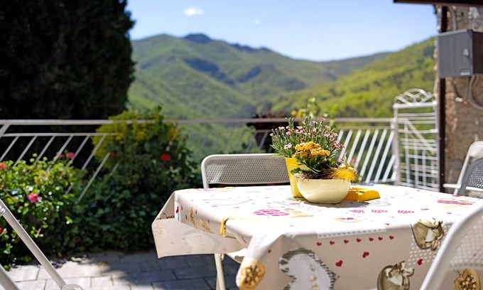 Nasino Otro | Casa rural 'Nonnamelia - Casa Dei Cuori' con vistas a la montaña, Wi-Fi y aire acondicionado.