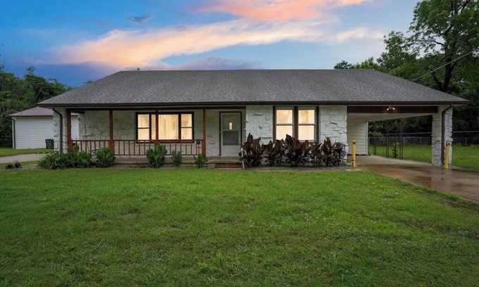 Tulsa Casa | Farmhouse on 1 Acre | Big Driveway | DT 5 miles