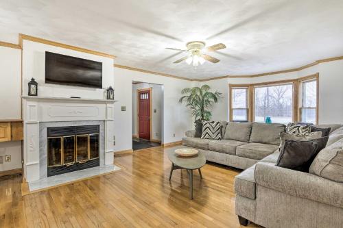 Pickerington Casa | Farmhouse on 5 Wooded Acres with Hiking On-Site!