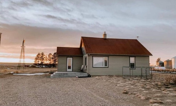 Hill County Casa | Farmhouse on Hi-Line near hunting and fishing enroute to Glacier National Park