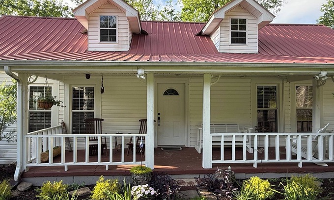 New Site Otro | Farmhouse on Rock Creek Farm in Belmont. Enjoy a treehouse & wade Rock Creek