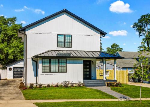 Lake Geneva Casa | Farmhouse on Wells