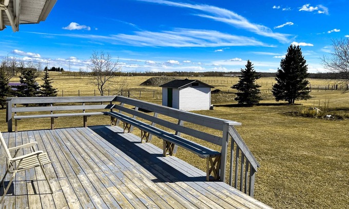 Sherwood Park Otro | Farmhouse retreat, 10 mins from the city. Modern amenities in a country setting.
