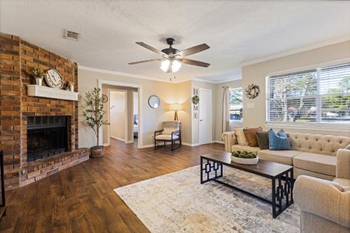 Wheeler Ridge Casa | Farmhouse Retreat