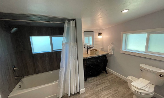 St. Charles Otro | Farmhouse Retreat at Bear Lake and North Beach