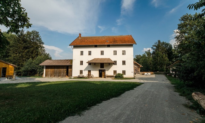 Eggenfelden Casa | Farmhouse right on the water