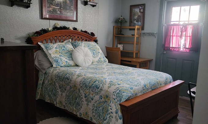 Cottondale Casa | Farmhouse room 15minutes to, caverns state park Falling waters chipley Florida