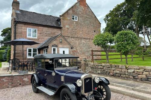 Cauldon Low Casa | Farmhouse - Sleeps 6 - Pet friendly - Garden