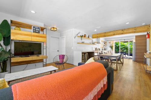 Little Ranches Casa | Farmhouse style Home- near Hollywood Beach/Hot Tub!