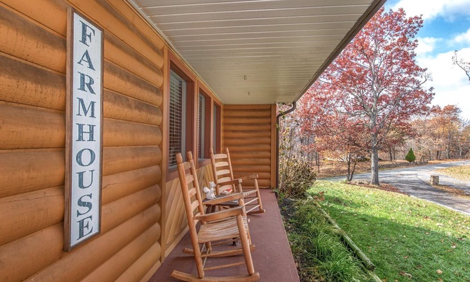 Sevierville Cabina | Farmhouse Ultimate Family Getaway - Hot tub, Theater, Pool Table, Pet Friendly