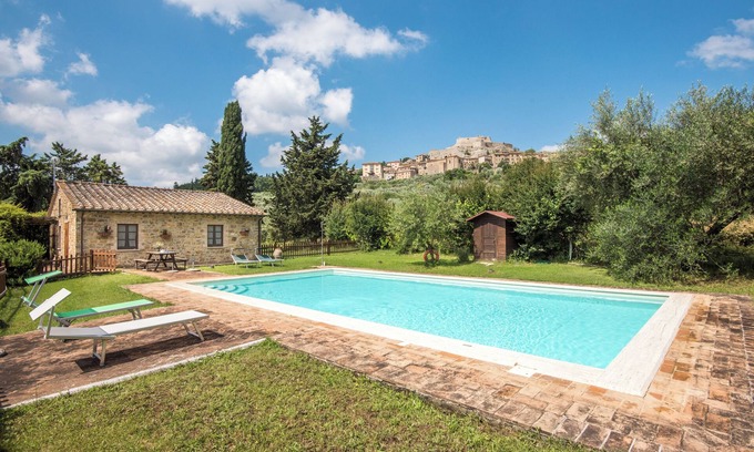 Castiglione d'Orcia Villa | Casa rural 'Villa Agriturismo Il Pratone' con vistas a la montaña, piscina privada y Wi-Fi