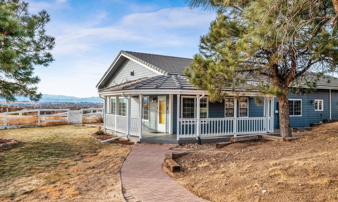 Parker Otro | FARMHOUSE W/MOUNTAIN VIEWS!