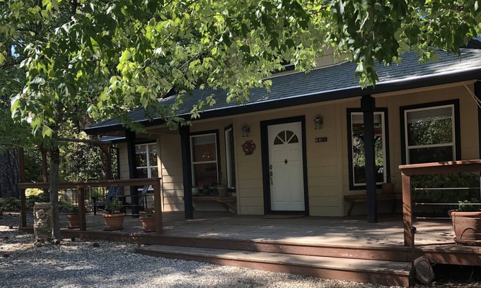 Georgetown Otro | Farmhouse w/yoga studio, 1 acre pond, gigantic labyrinth, multiple hiking trails