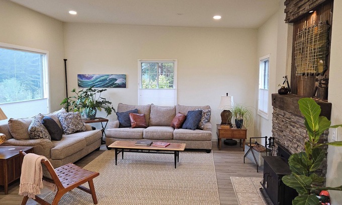 Eureka Casa | Farmhouse with 280 degree meadow views and amazing back patio.