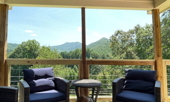 Hiawassee Otro | Farmhouse with big mountain views