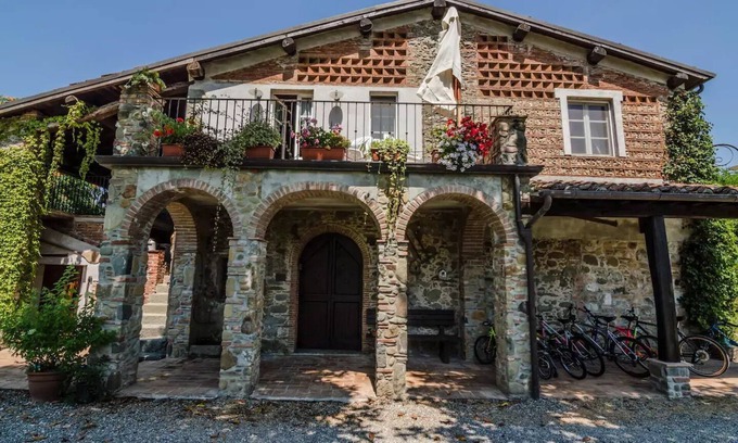 Mologno Otro | Farmhouse with Farm in the hills of Barga: Il Loggiato