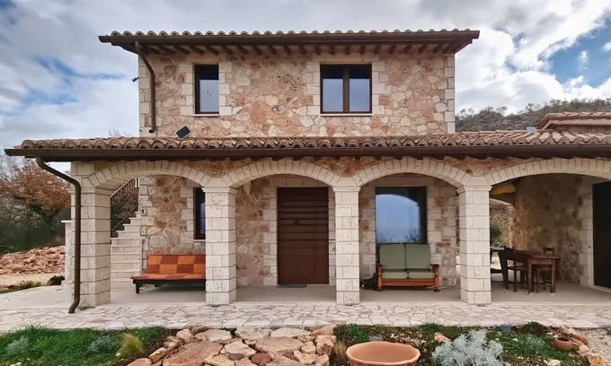 Gualdo Cattaneo Apartamento | Farmhouse with panoramic views surrounded by forest in the center of Umbria